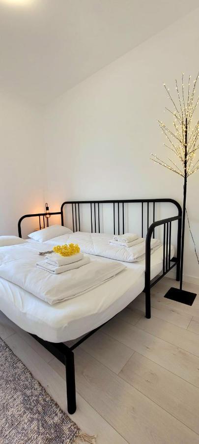 Bast 17 Dom Duzy Parking , Mandoria , Ptak , 2 Sypialnie Lub 1 Sypialnia, Taras , Autostrada A1, Kalinowskiego 17E Wifi Łódź Kültér fotó